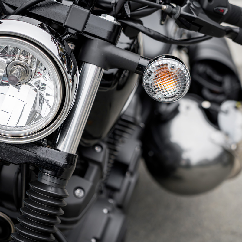 Detail na svetlá čiernej motorky